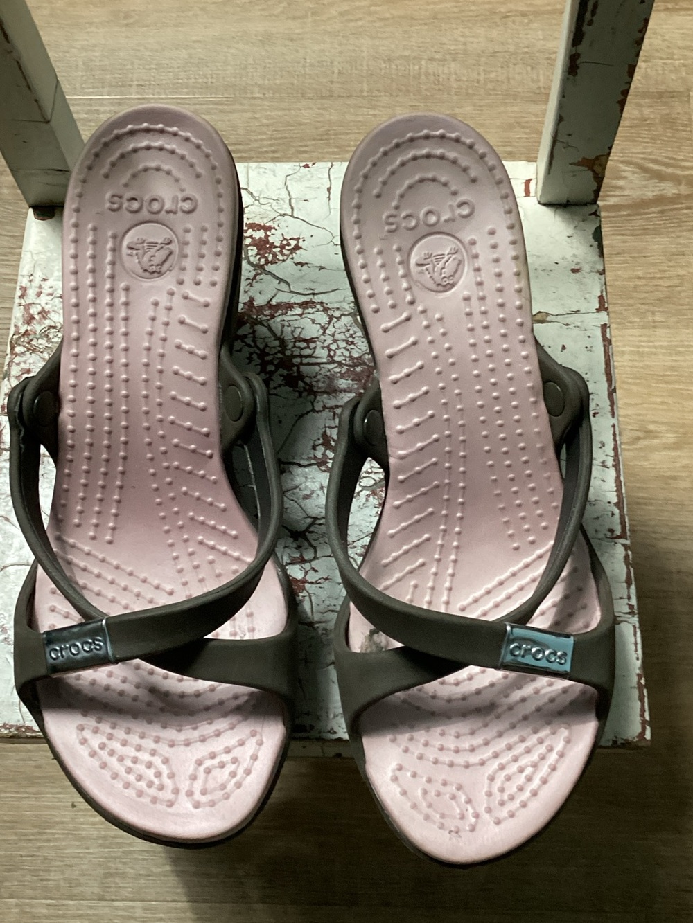 CROCS Cyprus Women’s Chocolate/Cotton Candy Sandals Size 7